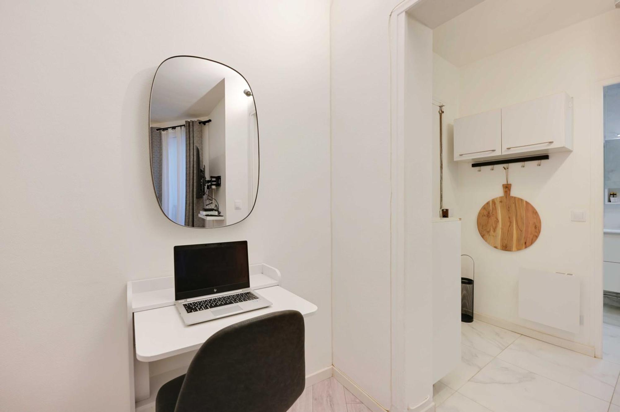 Apartment Cocooning Chic In